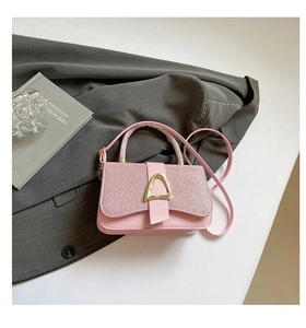 Détail du sac à bandoulière rose avec panneau pailleté et fermoir métallique doré chic