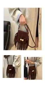 Détail du sac bandoulière en daim marron avec perles en bois et longues franges