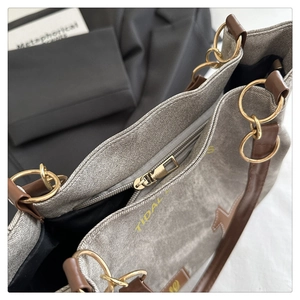 Détails de la fermeture éclair, anneaux dorés et poignée en cuir du grand sac fourre-tout