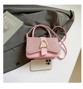 Détail du sac bandoulière rose en patchwork avec texture pailletée et boucle dorée