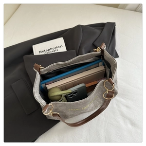 Vue intérieure montrant la grande capacité du sac cabas en toile grise pour vos objets