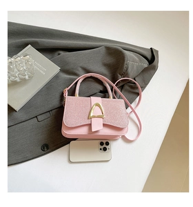 Petit sac à main rose à paillettes avec boucle en D dorée et détail de bandoulière
