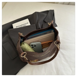 Détail du grand sac cabas en toile marron montrant le rangement spacieux pour le quotidien