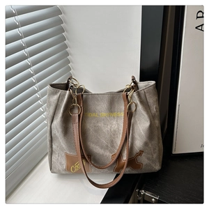 Détail d'un sac cabas en toile vintage avec poignées en cuir et imprimé Tidal Dryness
