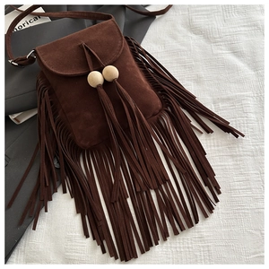 Détail d'un sac bandoulière en daim marron foncé avec de longues franges et perles