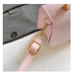 Vue détaillée d'un sac à main rose avec strass et boucles métalliques dorées chic