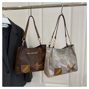 Détails de grands sacs cabas avec bandoulière chaîne et motifs imprimés rétro