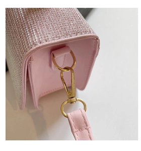 Gros plan du sac en strass rose avec fermoir en métal doré et détails en cuir rose