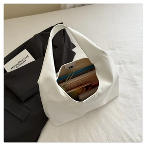 Dettaglio dell'interno di una borsa hobo bianco crema con fibbia magnetica e grande capacità