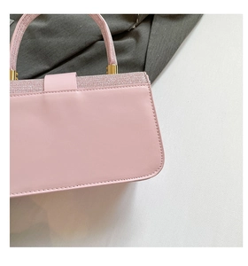 Détail du patchwork de paillettes roses et de la texture cuir sur un sac à main chic