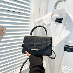 Sac bandoulière noir élégant avec paillettes argentées, logo T et finitions dorées
