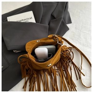 Vue intérieure du sac bandoulière en daim marron avec espace pour AirPods et câbles