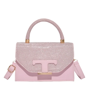 Sac à main rose avec strass, logo T doré et bandoulière réglable sur fond blanc