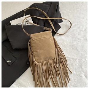 Sac bandoulière en daim bohème avec de longues franges et rabat dans les tons terre