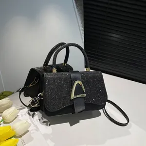 Sac à main chic à paillettes noires avec boucle dorée et bandoulière amovible pour femme