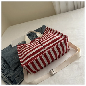 Detailansicht der rot-weiß gestreiften Canvas-Tasche mit verstellbarem Schultergurt und Taschen