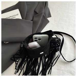 Détail du sac à franges en daim noir avec espace interne pour téléphone et écouteurs