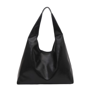 Bolso tote hobo minimalista de cuero negro brillante con silueta moderna y correa ancha