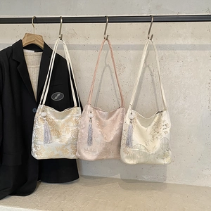 Sac cabas brodé de style chinois avec motifs jacquard et pompons en soie pour femmes