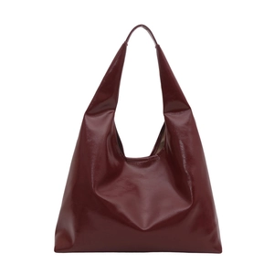 Sac cabas hobo en cuir verni bordeaux avec finition brillante et large bandoulière
