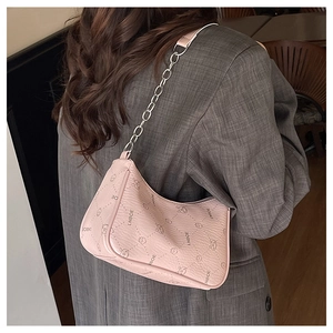 Rosa bedruckte Schultertasche mit Silberkette und Hasenmotiv an einem Modell getragen