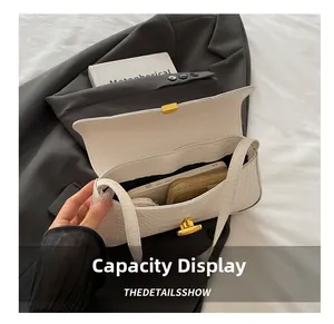 Vue détaillée de l'intérieur du sac blanc motif crocodile montrant sa grande capacité réelle