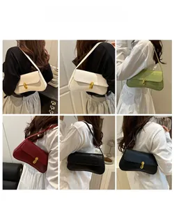 Collection de sacs baguette en crocodile blanc, vert, rouge et noir avec boucle dorée