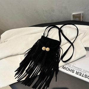 Sac bandoulière noir mat à franges longues avec cordon de serrage et perles en bois