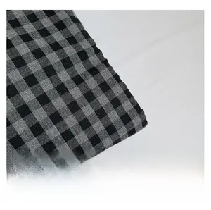 Détail macro du tissu en toile à carreaux gris de qualité avec texture tissée