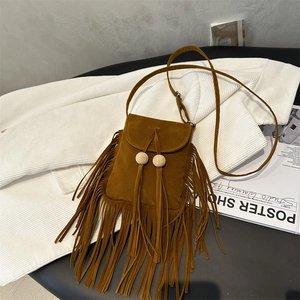 Sac bandoulière bohème en daim marron avec de longues franges et perles en bois