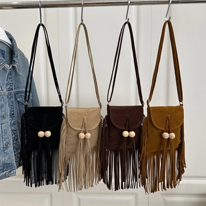 Sacs à bandoulière en daim à franges en noir, beige, café et jaune avec perles en bois