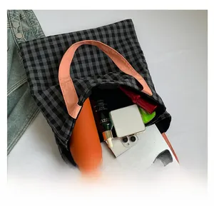 Vue détaillée du grand sac cabas à carreaux avec anses oranges et intérieur spacieux