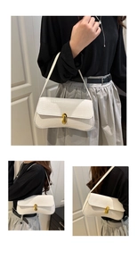 Détail de la texture crocodile blanche et du fermoir doré sur le sac bandoulière chic