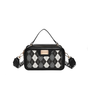 Chique gewatteerde crossbodytas voor dames met geometrische riem en zwart handvat