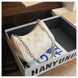 Nahaufnahme der cremefarbenen Hobo-Tasche mit Hasenprint, Lederstruktur und Kettenriemen
