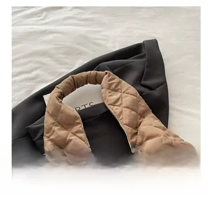 Detailaufnahme der braunen Stepptasche mit Rautenmuster und weicher Polsterung
