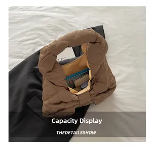 Makroansicht der braunen Stepptasche mit gelbem Futter und geräumigem Innenraum-Layout