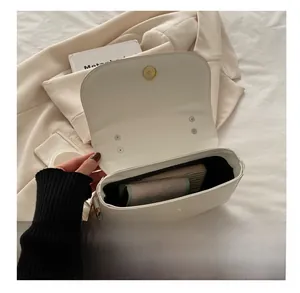 Vue de dessus du sac bandoulière blanc montrant l'espace pour téléphone et portefeuille
