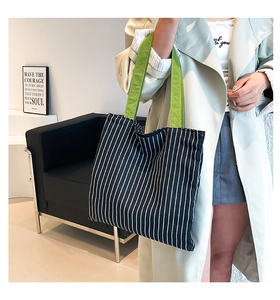 Détail d'un sac cabas en toile à carreaux avec anses vertes pour un style de yoga décontracté