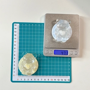 Size and weight measurement of transparent resin heart bear phone grip and stand