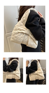 Details einer gesteppten Puffer-Tasche mit großer Schleife und weichem Nylon-Gewebe