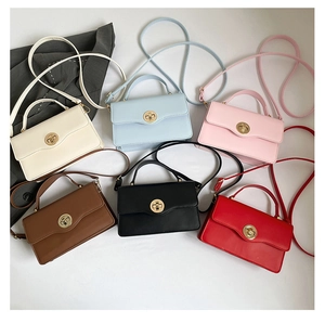Gros plan de sacs à main rectangulaires en six couleurs avec boucles dorées rotatives