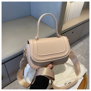 Détail du sac bandoulière beige en similicuir avec triple surpiqûre et bandoulière large