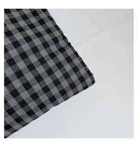 Gros plan du tissu vichy noir et gris sur un grand sac cabas pour femme