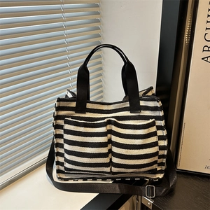 Minimalistische schwarz-weiß gestreifte Canvas-Tragetasche mit Vordertaschen und Gurt