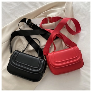 Détail de sacs bandoulière carrés avec surpiqûres en U et larges sangles en tissu