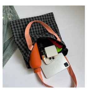 Vue de dessus du grand sac cabas à damier montrant le rangement de la tablette