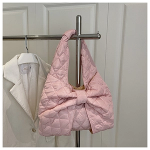 Detailaufnahme der rosa gesteppten Puffer-Hobo-Tasche mit großer dekorativer Schleife