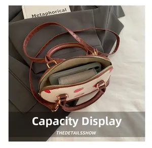 Détail de la capacité intérieure du sac Boston à motif fraise pour objets quotidiens
