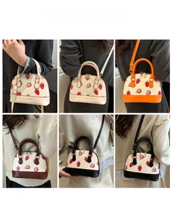 Comparaison détaillée des sacs à imprimé fraises en diverses couleurs sur mannequin
